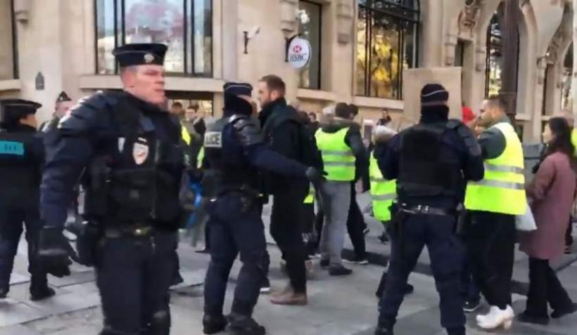 Mii de &quot;veste galbene&quot; protestează în centrul Parisului 