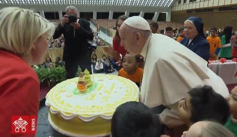 Papa Francisc a împlinit 82 de ani. Suveranul Pontif a primit un tort uriaş