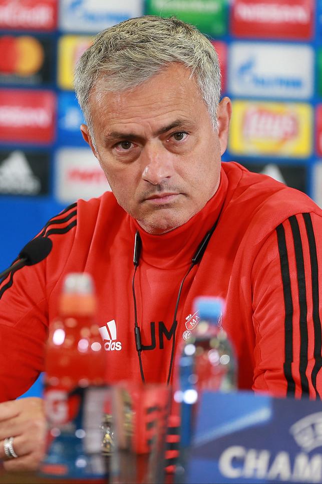 Jose Mourinho a fost DAT AFARĂ de la Manchester United 