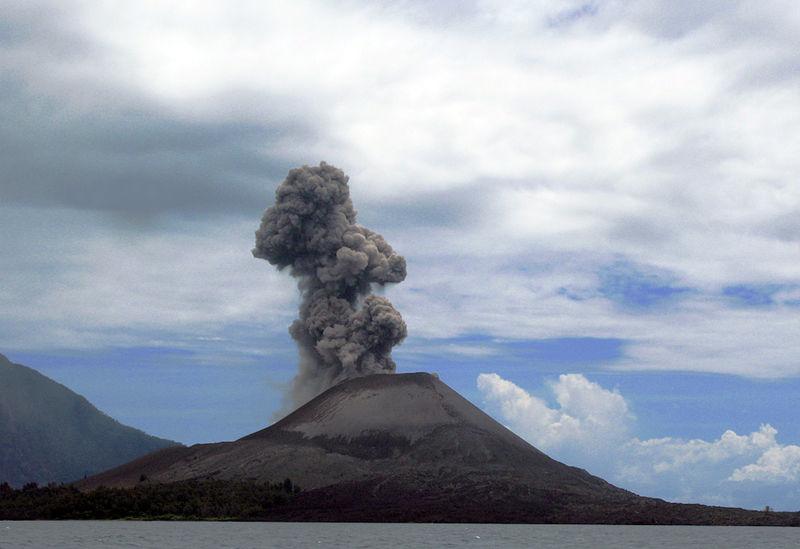 „Copilul lui Krakatoa”, vulcanul care face ravagii în Indonezia