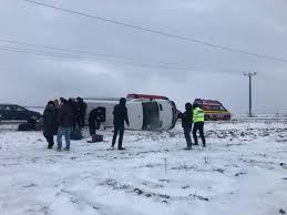 Alertă în Suceava! Un microbuz cu 18 persoane s-a răsturnat la Dumbrăveni