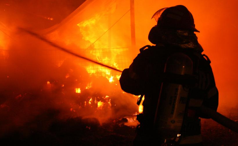 Incendiu la o casă din Bucureşti. Două persoane au decedat