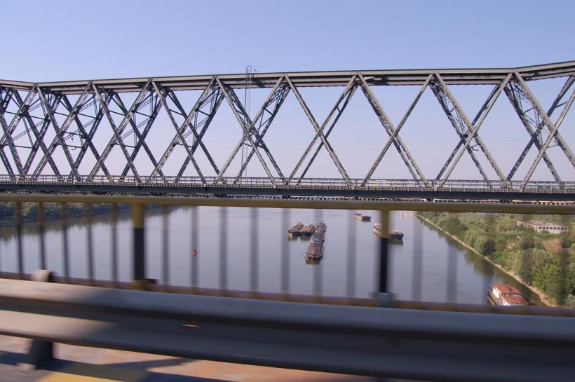 Pompierii au reluat căutarea unui tânăr care s-a aruncat în Dunăre de pe podul de la Cernavodă