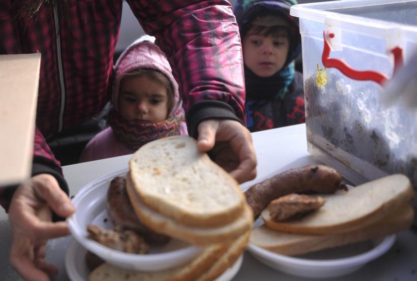 Combaterea sărăciei cu ajutoare sociale. 7 milioane de români s-au culcat flămânzi