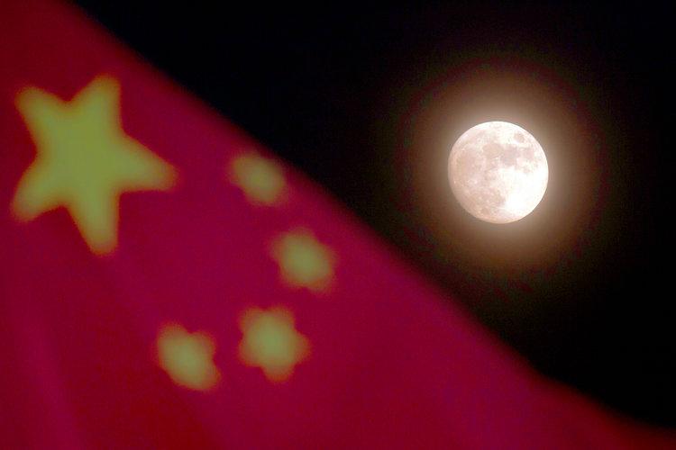 Chinezii au ajuns pe fața nevăzută a Lunii 