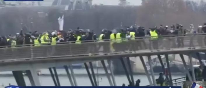 Ciocniri între &quot;vestele galbene&quot; și polițiști, la Paris 