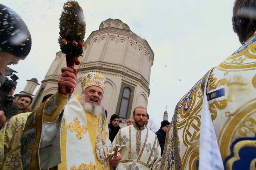 GALERIE FOTO Patriarhul Daniel: Sărbătoarea Botezului Domnului, o reînnoire a botezului nostru