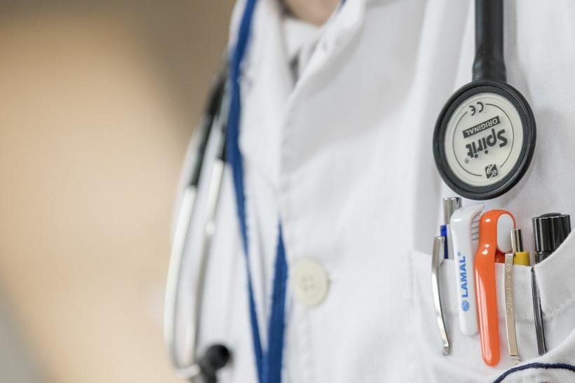 Un doctor român din Marea Britanie a scăpat de concediere după ce și-a înjurat pacienții și asistentele