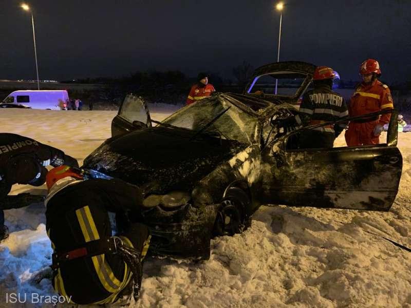 Accident GRAV în Brașov. Patru persoane au ajuns la spital, după ce o maşină s-a răsturnat în sensul giratoriu 