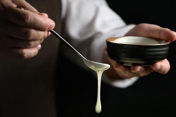 Amestecă bicarbonat de sodiu şi miere şi consumă 3 linguriţe timp de 30 de zile