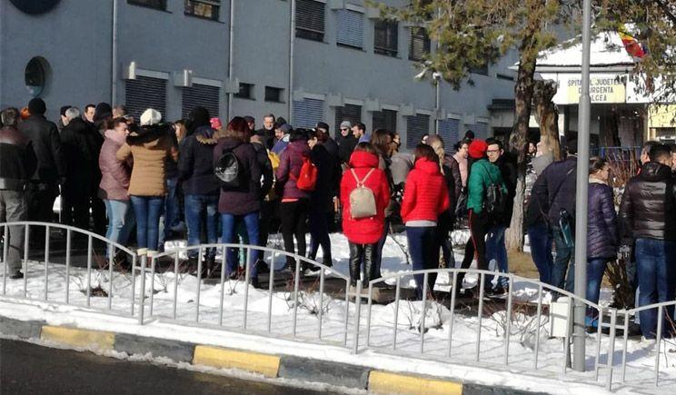 Protest în fața Spitalului din Râmnicu Vâlcea, după ce un copil a intrat în moarte cerebrală