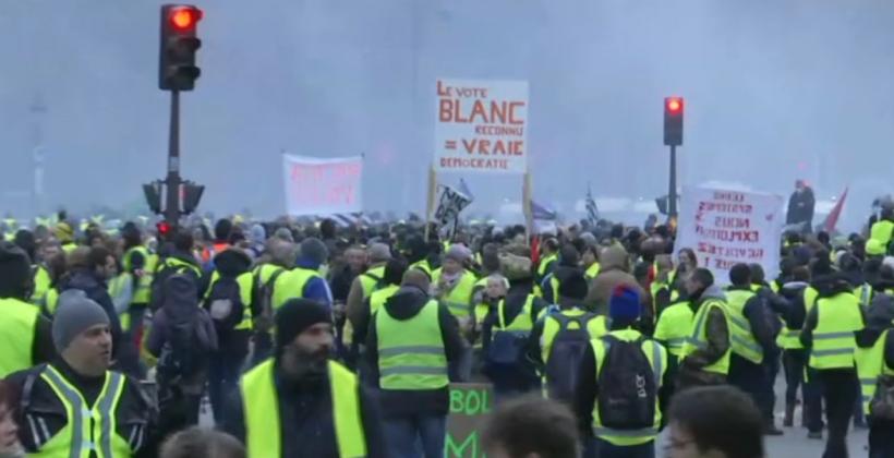 Protestele de la Paris devin VIOLENTE. Poliția recurge la gaze lacrimogene 