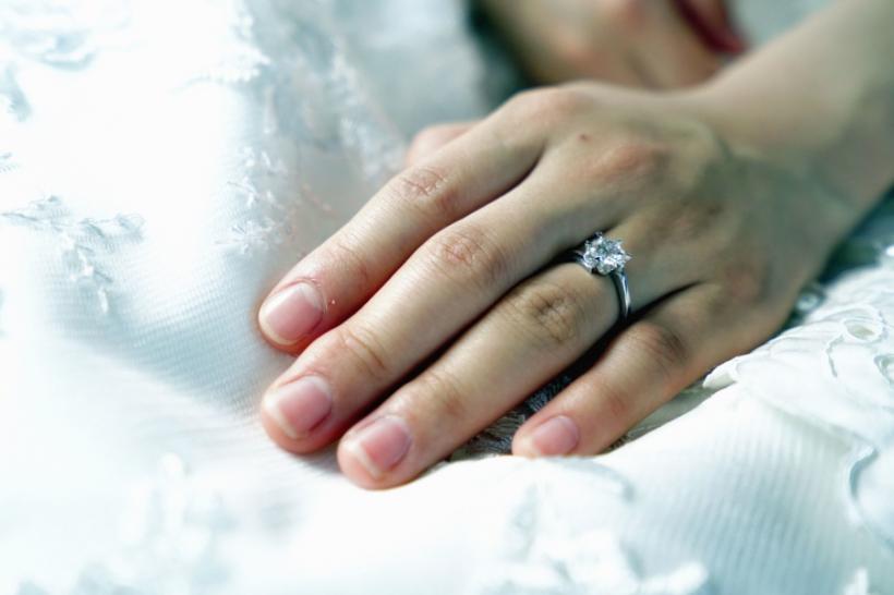 Un bărbat și-a cerut din greșeală iubita, cu inelul cumpărat pentru amanta sa