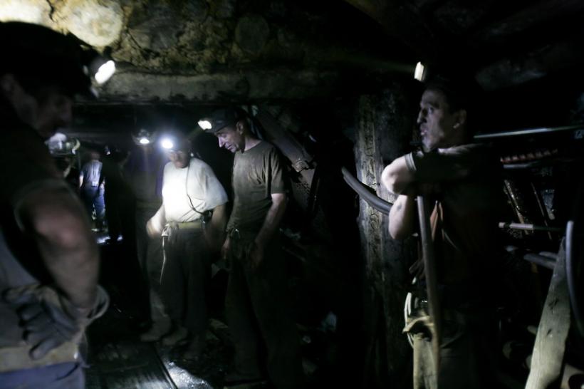 Sute de mineri au intrat în GREVĂ