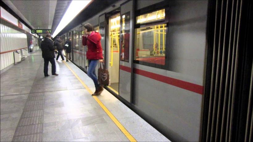 De azi, călătorii cu metroul nu mai au voie să bea sau să mănânce în vagoane