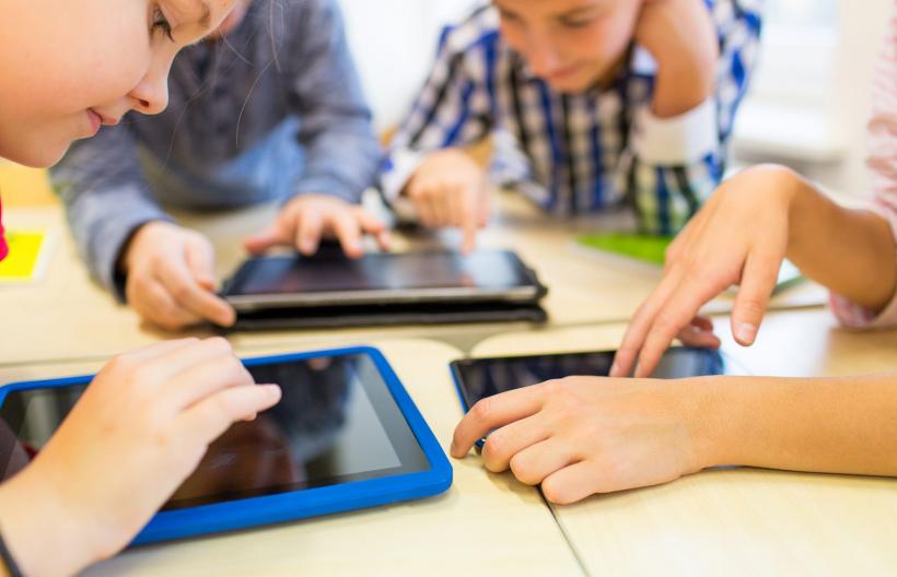 Copiii români, privaţi de educaţie digitală