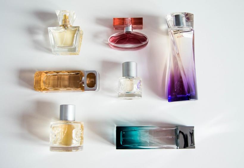 Patru românce au ascuns în fuste parfumuri în valoare de 4.500 de lire