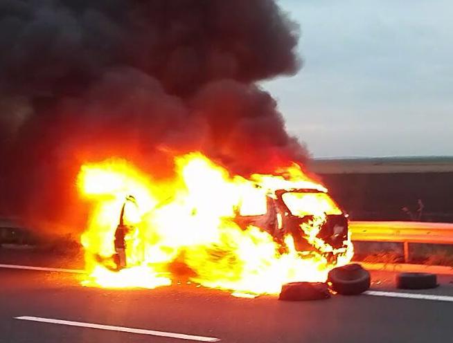 Alertă pe A1!  Un autoturism Mercedes a luat foc