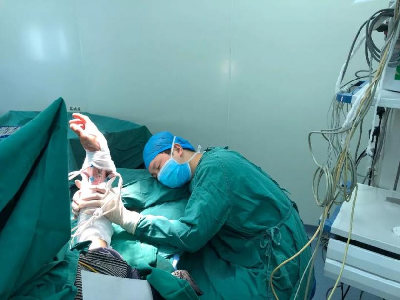 Un chirurg chinez, erou pe reţelele de socializare, deşi a adormit pe masa de operaţie 