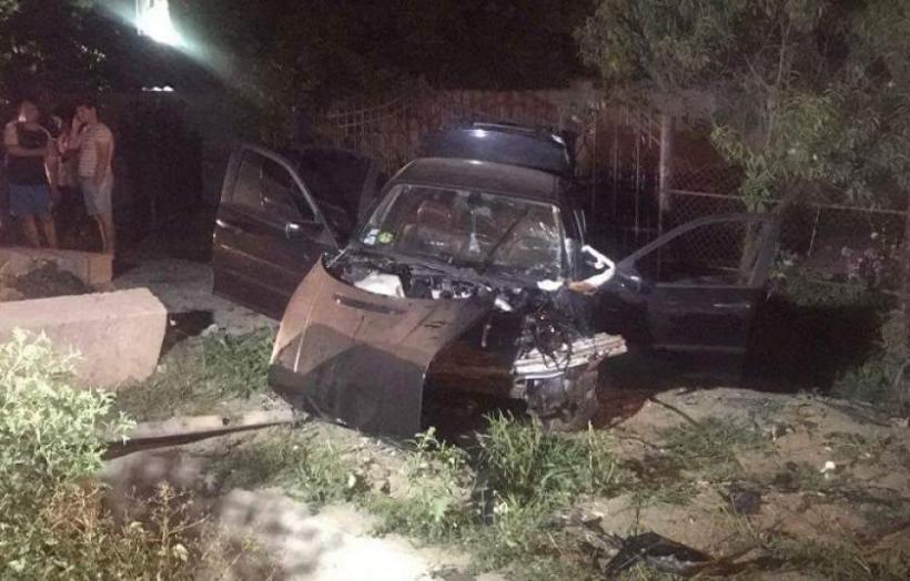 Acident spectaculos în Mureş: O tânără a intrat cu maşina într-un cap de pod