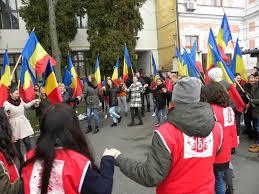 Mica Unire: Paradă cu 160 de drapele a elevilor şi profesorilor din Deva