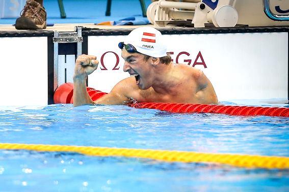 Un român fără un braţ, printre cei mai buni înotători din Austria. A ieşit pe locul 3 într-un concurs al sportivilor FĂRĂ dizabilităţi 