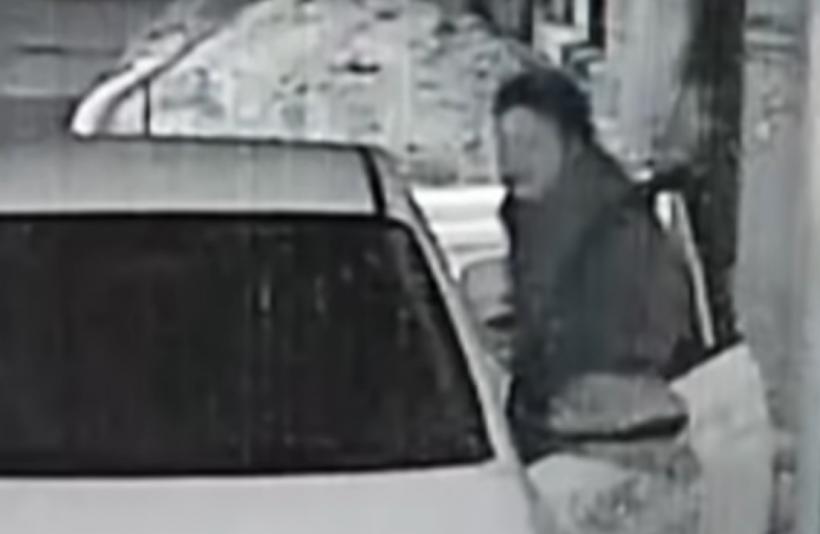 VIDEO: O femeie l-a bătut pe taximetrist din cauza tarifului, iar mai apoi i-a furat mașina