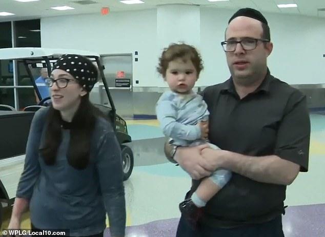 O familie de americani a fost dată afară din avion din cauza mirosului corporal