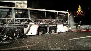 Un autocar cu 12 persoane a luat foc pe DJ 546 între Brebeni şi Slatina