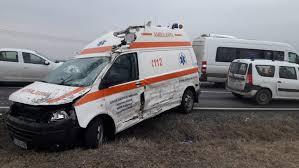 Un pacient a fost rănit, după ce ambulanţa în care se afla a colizionat cu o maşină în Brașov