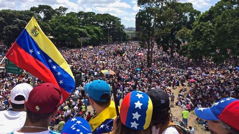 Venezuela: Juan Guaido cere armatei să treacă de partea sa şi să permită intrarea ajutorului în ţară