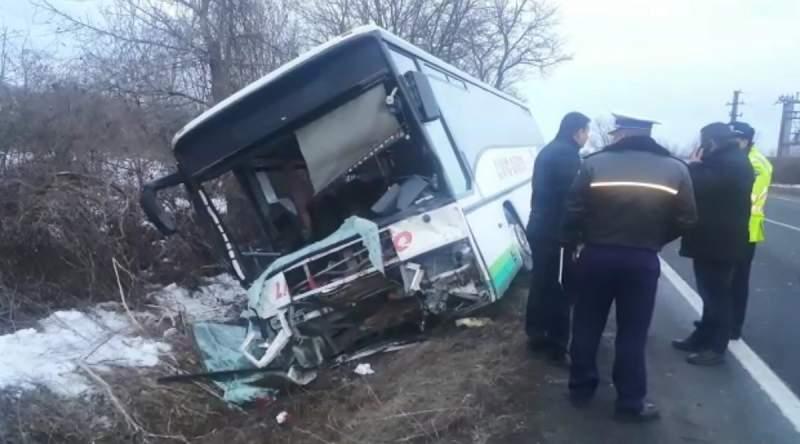Accident mortal în Caransebeş. Un autobuz plin cu muncitori a fost spulberat de o maşină. A fost activat planul roşu de intervenţie