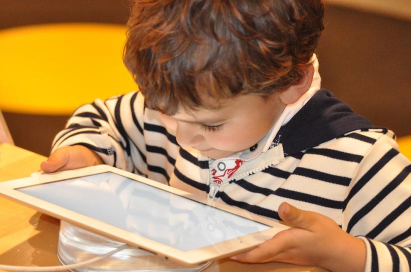 Cât timp ar trebui lăsați copiii mici în fața ecranelor?