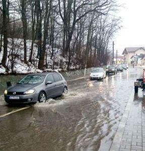 Atenţie şoferi! Circulaţia rutieră este îngreunată în zona staţiunii Călimăneşti, din cauza inundaţiilor