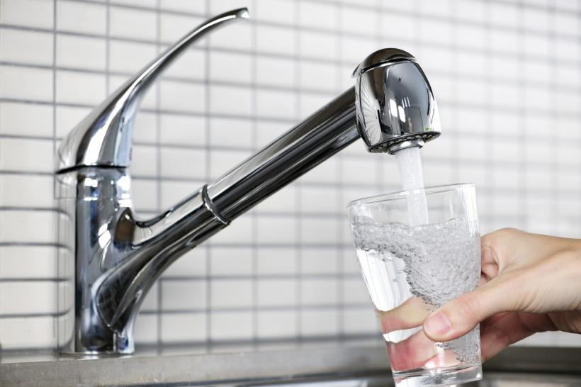 Ministerul Sănătăţii recomandă bucureştenilor să nu folosească apa din reţeaua publică pentru băut