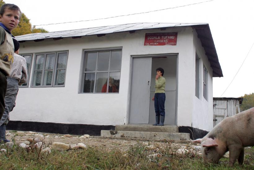 Şcolile româneşti vor avea  lifturi, dar toaletele în curte