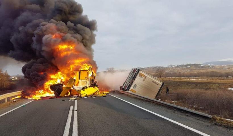 Accident TERIBIL în Caraş Severin. Doi şoferi de TIR au murit, după ce camioanele lor s-au ciocnit şi au luat foc
