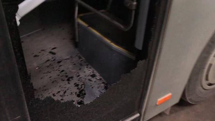 Incredibil! Mai multe autobuze din Constanța au fost atacate cu pietre şi ouă de un grup de tineri