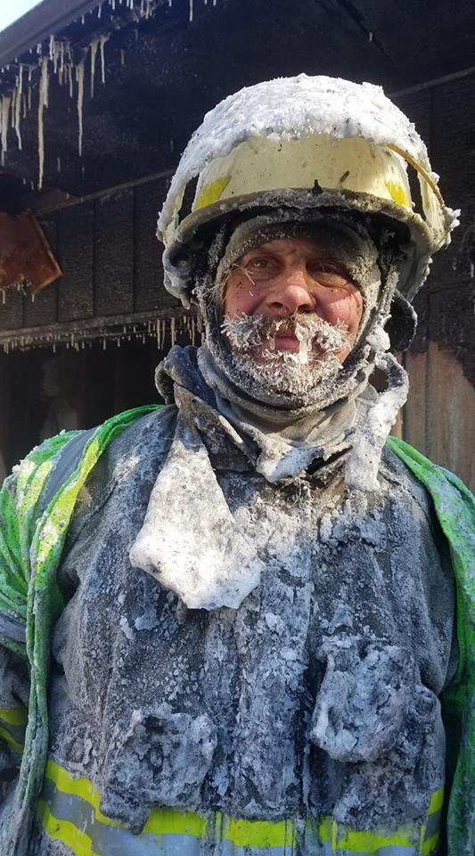 O fotografie cu fața unui pompier după ce s-a luptat cu flăcările la -10 grade Celsius a devenit virală