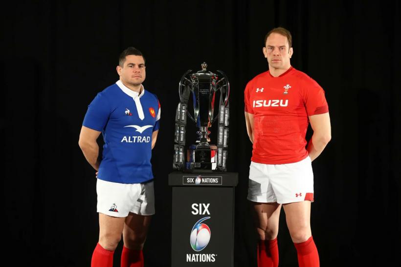 Suporterii echipei de rugby a Țării Galilor au făcut &quot;grămadă&quot; pe aeroporturi