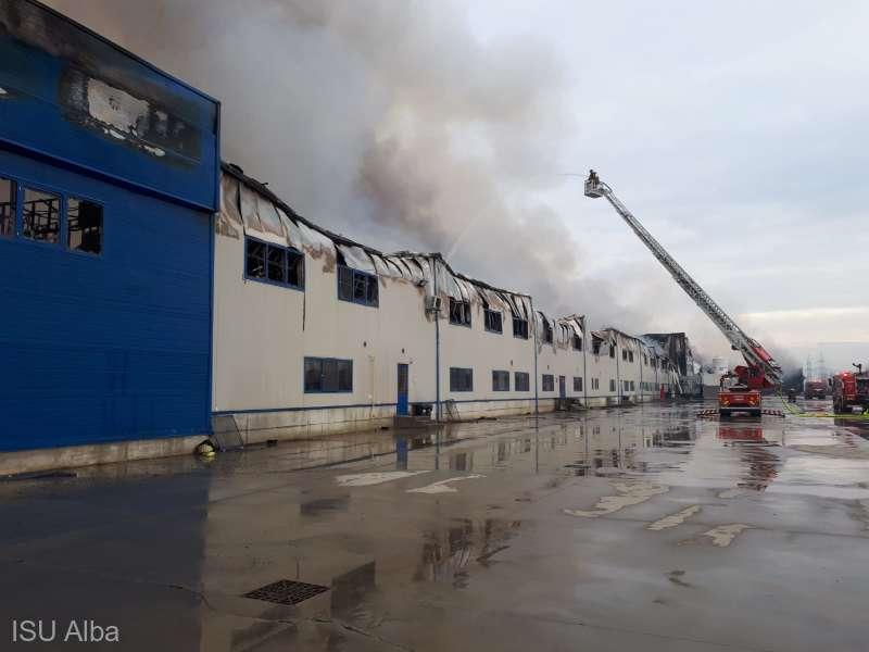 Pompierii intervin și astăzi pentru lichidarea incendiului de la Alba Iulia