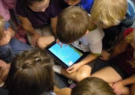 Alarmant! Peste un sfert dintre copiii din România petrec peste 6 ore online într-o zi de şcoală