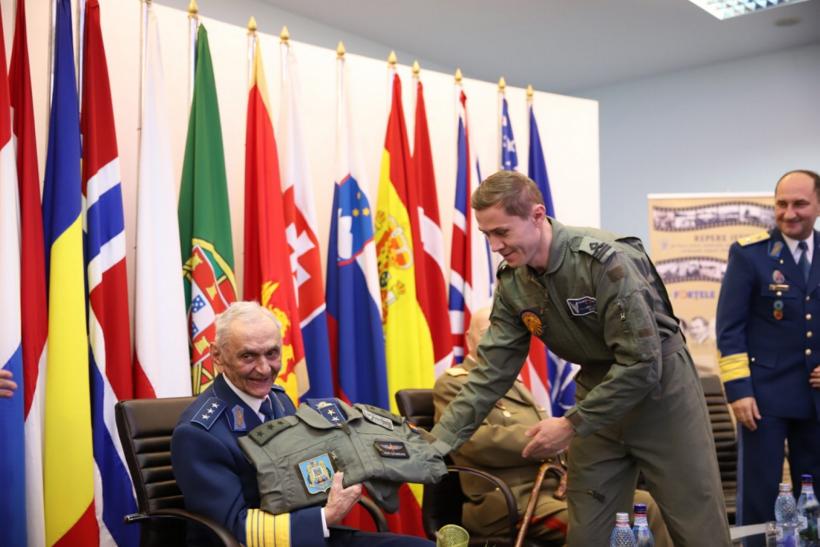 Veteranul aviaţiei române Ion Dobran a împlinit 100 de ani