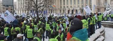 În jur de 200 de sindicalişti din poliţie şi penitenciare protestează la Parlament
