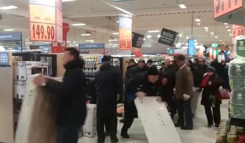 Video - Bătaie pe televizoare la un hypermarket din Bacău 