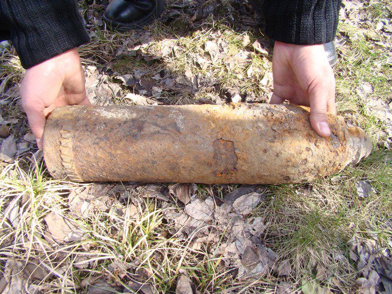 Un proiectil din Al Doilea Război Mondial, descoperit de un tăietor de lemne în pădurea Băneasa