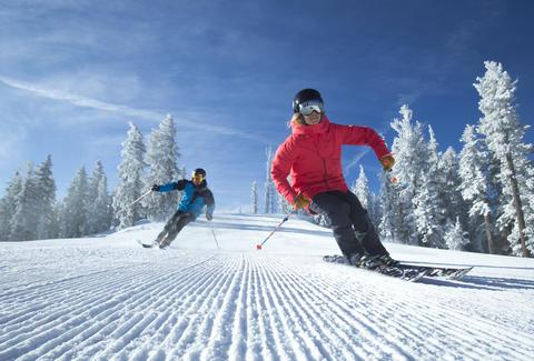 Condiţii excelente de schi la Predeal şi Poiana Braşov, stratul de zăpadă măsoară peste 90 cm pe pârtii