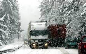 Trafic îngreunat la ieşirea din Predeal. Un autoturism a fost avariat de zăpada căzută de pe un autotren