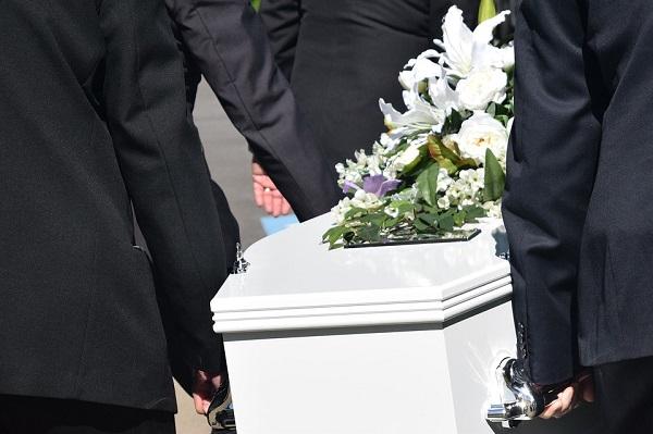 Ce reguli teebuie să respecți atunci când îți înmormântezi rudele. Iată ce amenzi poţi primi dacă nu le respecţi!