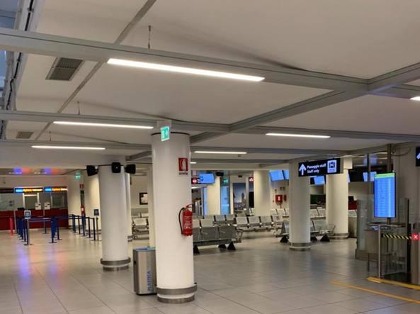 Incendiu pe un aeroport din Roma! Mii de călători au fost evacuaţi din terminal şi mai multe curse aeriene au fost anulate
